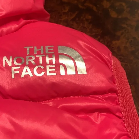 NWOT girls The North Face puffy vest summit series - Picture 12 of 13